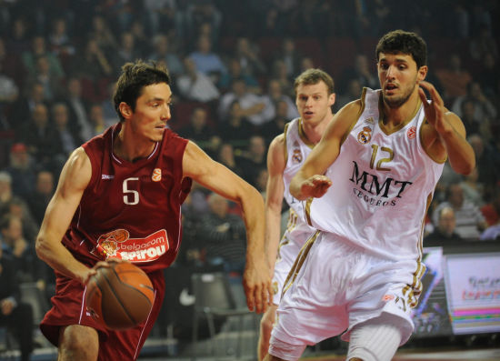 胸有激雷而面如平湖者可拜上将军！卡斯尔进关键2罚 马刺3分领先（心有惊雷面如止水，方配上将之名！卡斯尔关键两罚命中，马刺领先3分）