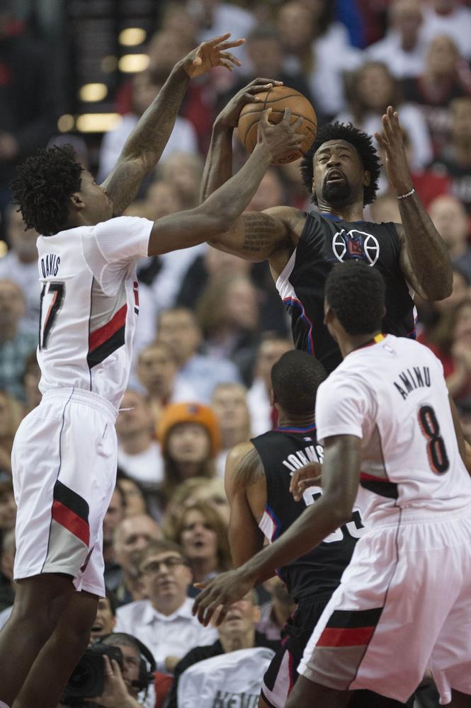 给爷整笑了，曼奇尼假意亲吻布鲁马多，将布鲁马多逗笑（这一幕笑翻了：曼奇尼作势亲吻布鲁马多，逗得对方当场大笑）