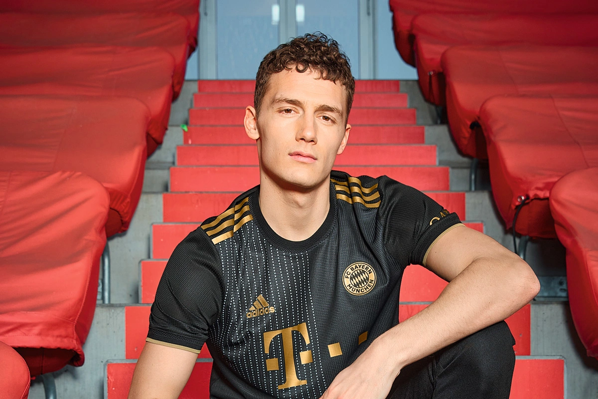 英超官方宣布裁判新规，新科技判罚引争议（英超出台裁判新规，高科技介入判罚引发热议）