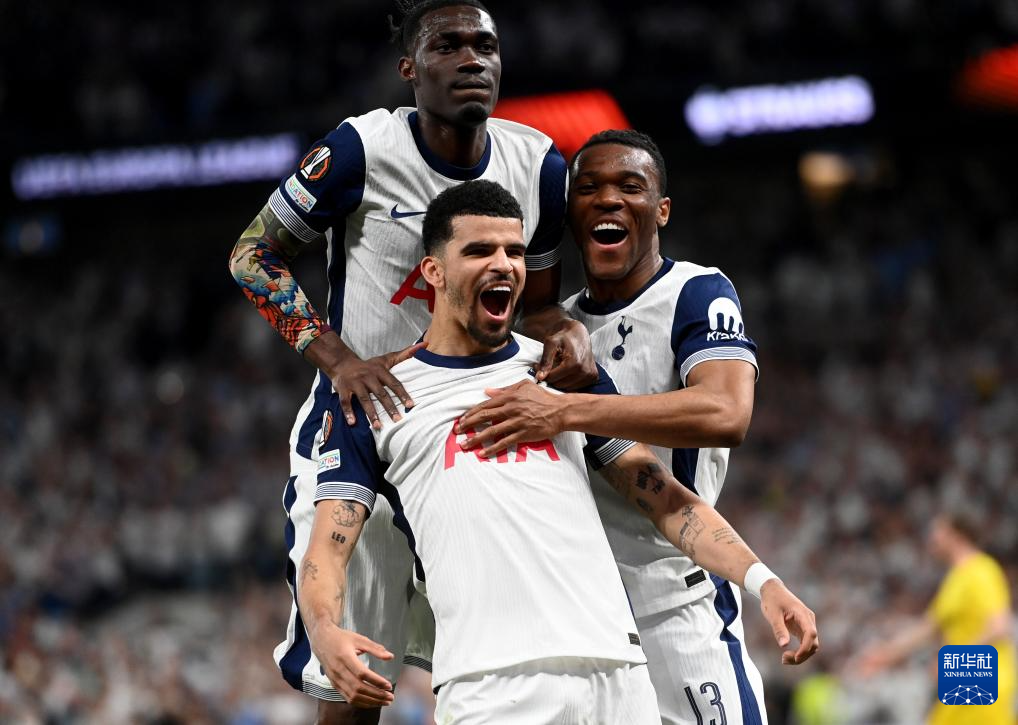 圣诞前夕送温暖，萨卡、马丁内利等阿森纳球员探望生病的孩子（圣诞前夕，萨卡与马丁内利率阿森纳众将探访病童送上温暖）