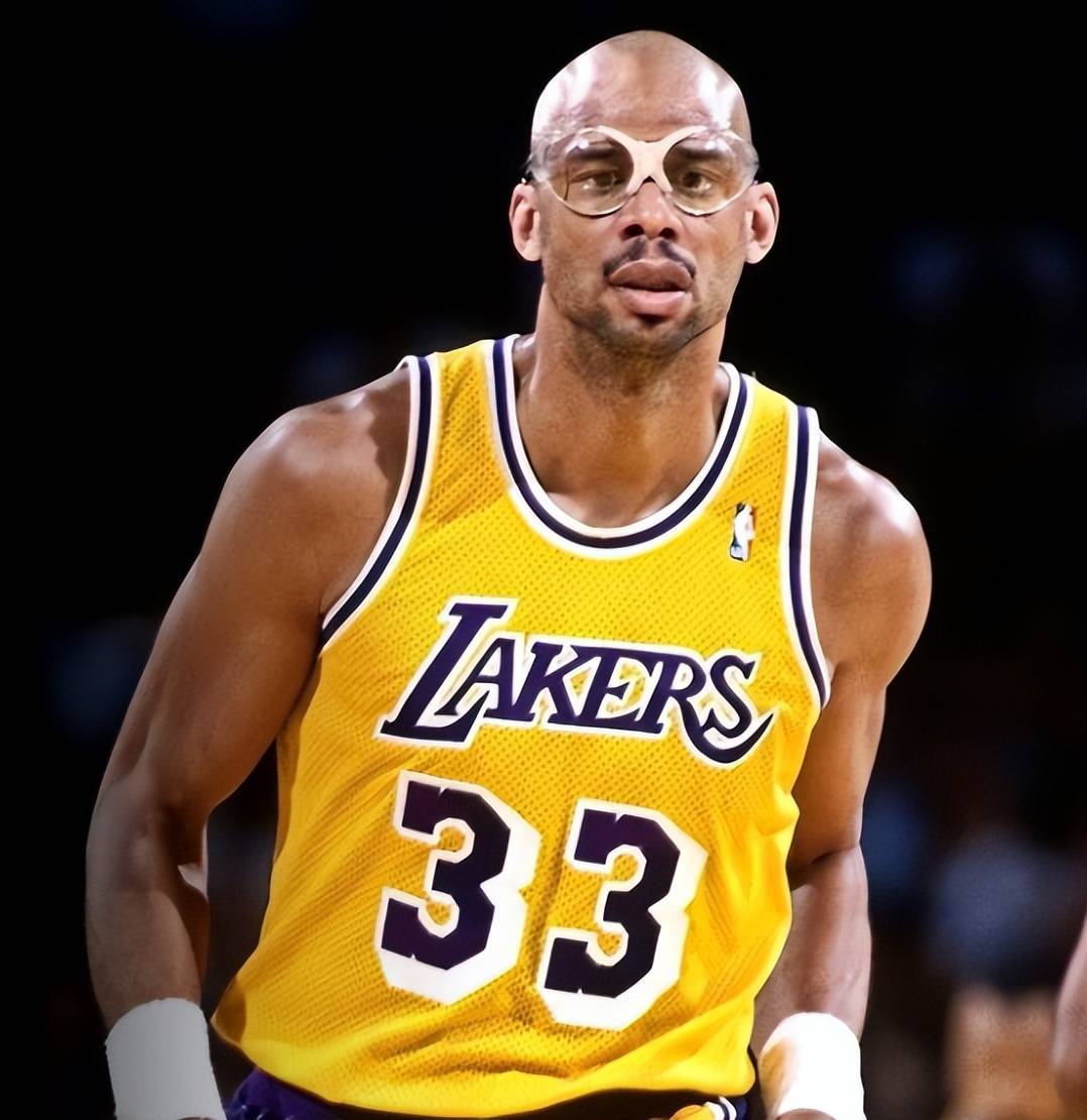 NBA官宣周最佳！布伦森和小杰克逊当选获奖 约基奇亚历山大获提名（NBA官方公布周最佳：布伦森与小贾伦-杰克逊当选，约基奇与亚历山大获提名）