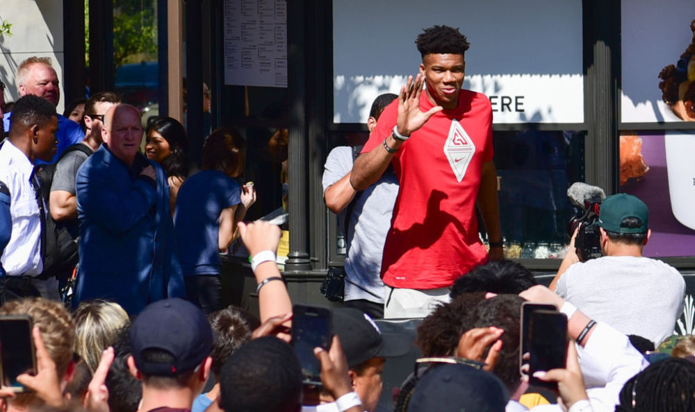 布冯：意大利唯一缺点是偶尔“短路”；无欧战踢是米兰的优势（布冯：意大利唯一短板是偶尔“断电”，米兰因无欧战更占优势）