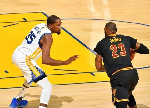 掘金约基奇三双末节爆发（约基奇砍下三双 末节发威助掘金）