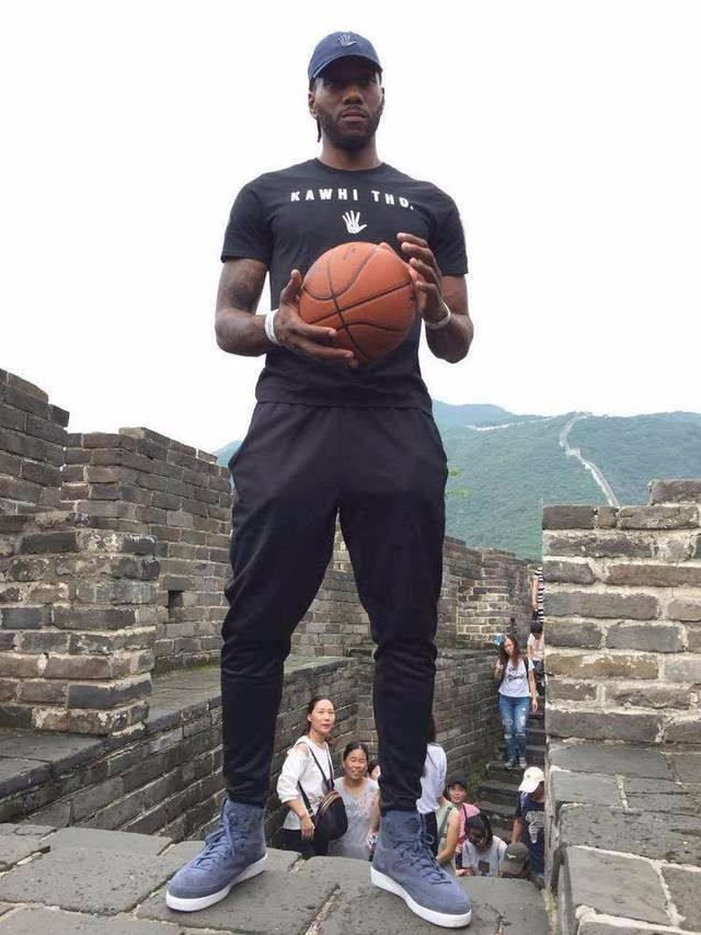 足球国足后防双塔表现稳固（国足后防双塔稳如磐石）