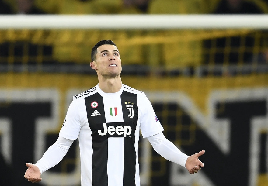 TA：勒沃库森的防守坚如磐石，曼城两侧防线存在巨大漏洞（TA：勒沃库森后防固如金汤，曼城两翼防线漏洞百出）