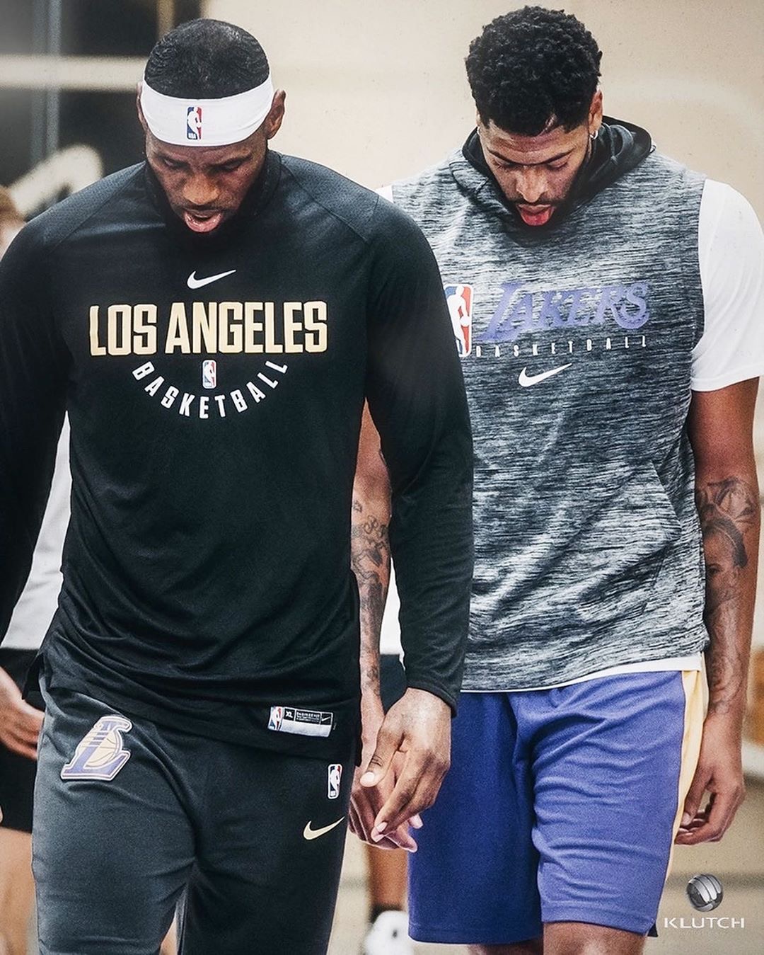 记者：汶马探赛后与海港助教约翰交换队服，两人曾在横滨合作（记者：汶马探赛后与海港助教约翰互换球衣，二人曾在横滨共事）