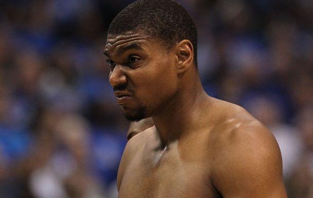 狄龙赛前再次凝视湖人替补席（狄龙赛前再度注视湖人替补席）