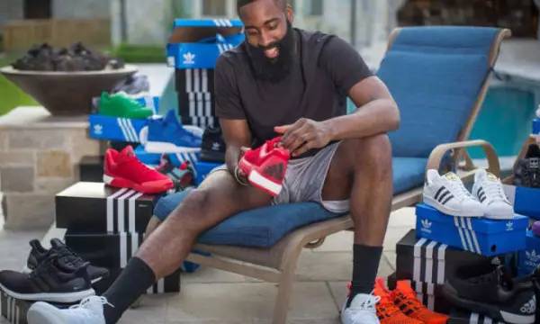 约基奇：爱德华兹的绝平不可思议，但我们度过风暴赢下了比赛（约基奇称爱德华兹绝平惊人，球队顶住压力拿下胜利）