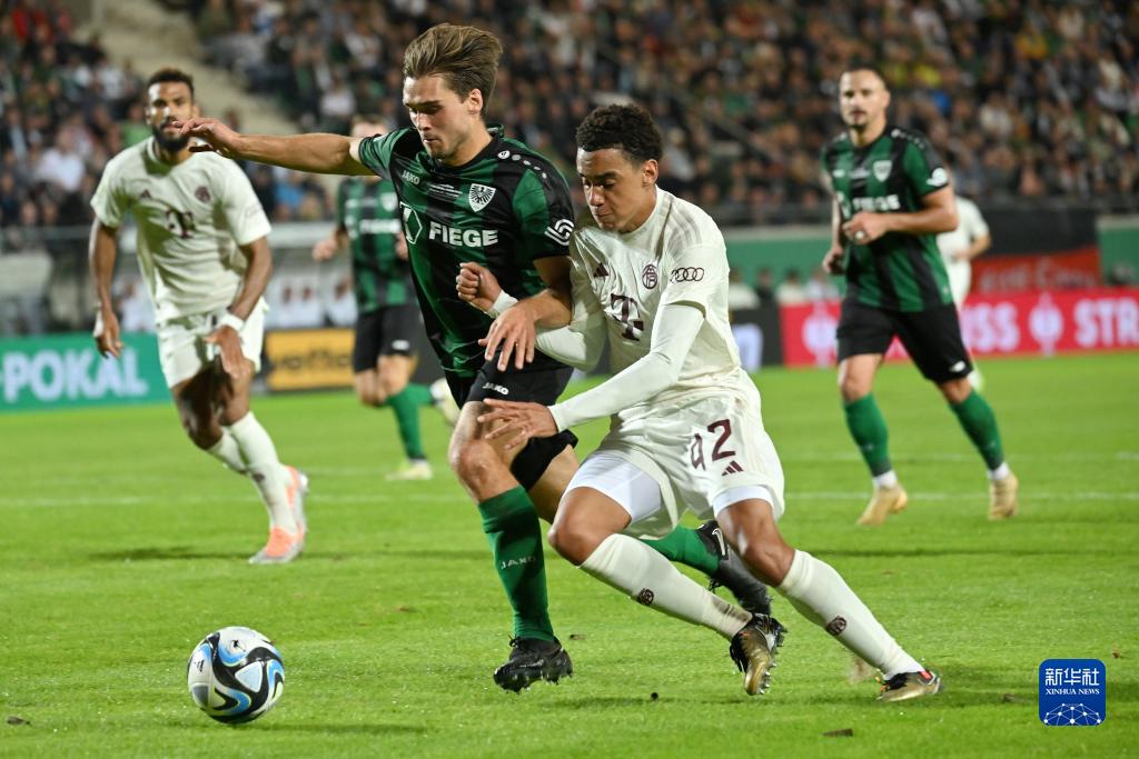 拒绝采访！詹姆斯输球直接离开球馆！3大数据登顶第一难掩失落（败阵后拒绝采访，詹姆斯径直离场，三项数据居首仍难掩失落）