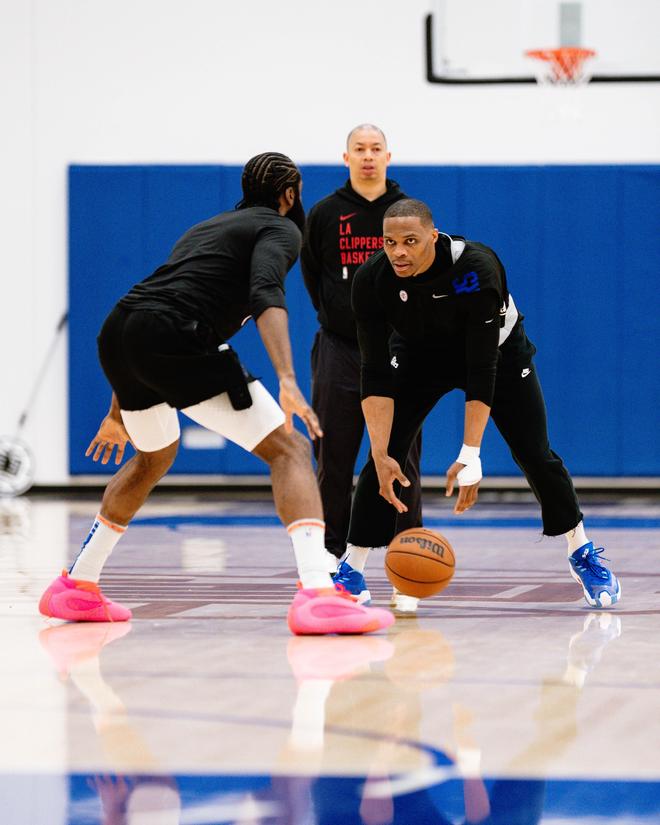 C罗打趣：詹姆斯是个好人，但我头发比他多！（C罗调侃詹姆斯：人品满分，发量我更胜一筹）