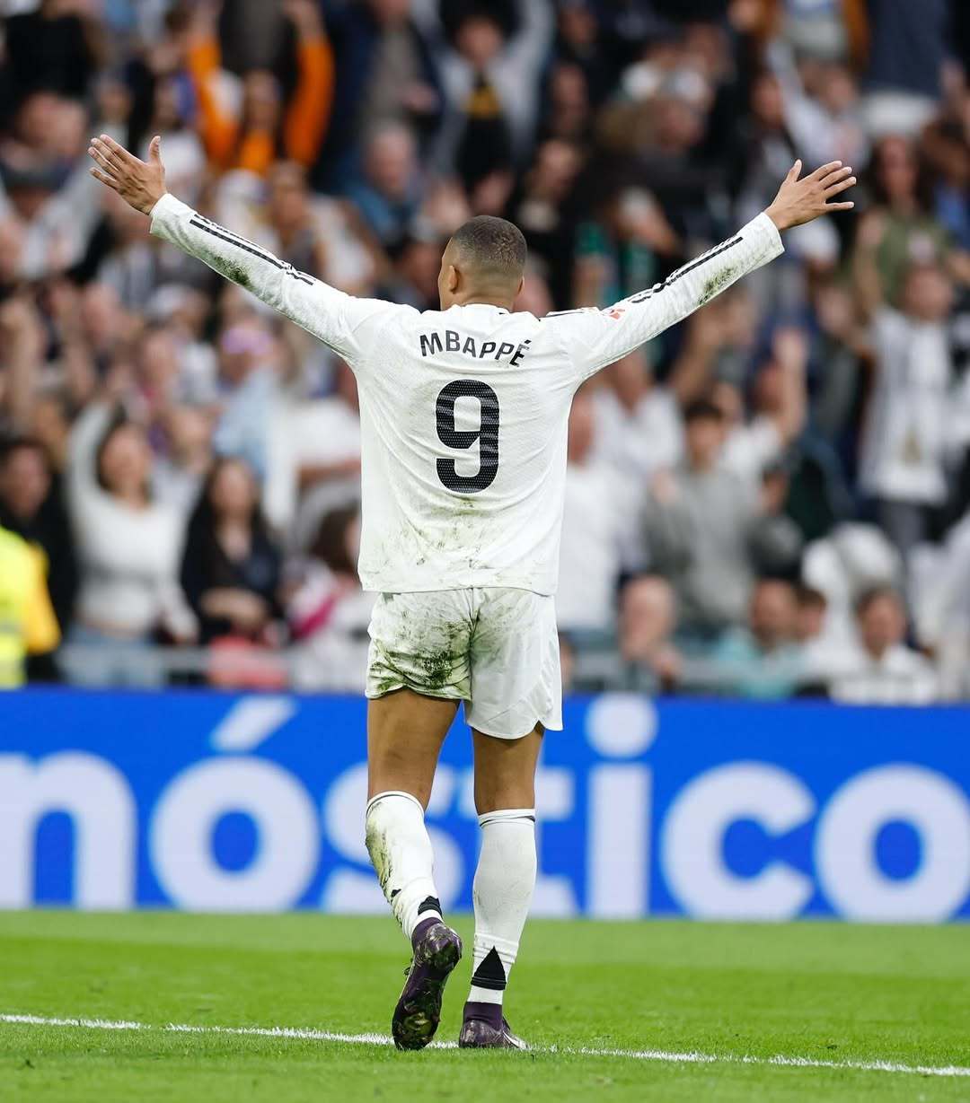 这位前锋的跑动太勤快了（这名前锋的跑动十分积极）