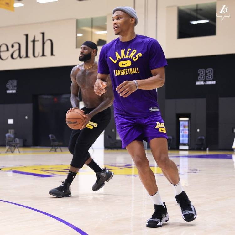 维蒂尼亚是第九位欧冠对英格兰球队戴帽球员，也是葡萄牙首人（维蒂尼亚成欧冠对英格兰队第9位上演帽子戏法者，葡萄牙第一人）