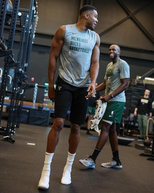 足球国足训练强度升级，体能教练参与指挥（国足加码训练强度，体能教练亲自指挥）