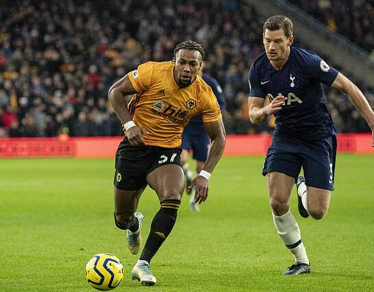 西媒：马耳他球场草坪糟糕引发莱万不满，或影响其发挥（西媒：马耳他球场草皮欠佳致莱万不满，恐影响其发挥）