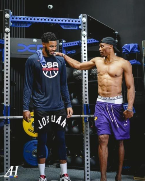 雨一直下！库里外线开炮再中三分率队夺回领先 本场三分已15中10（雨没停！库里外线再轰三分助队重夺领先，本场三分15投10中）