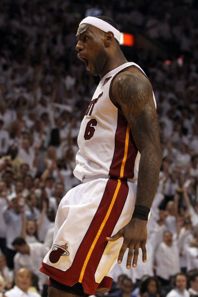 太阳报：卡里乌斯妻子大秀傲人身材，拍摄过程中被电梯门夹（太阳报：卡里乌斯妻子拍摄大片途中意外被电梯门夹住）