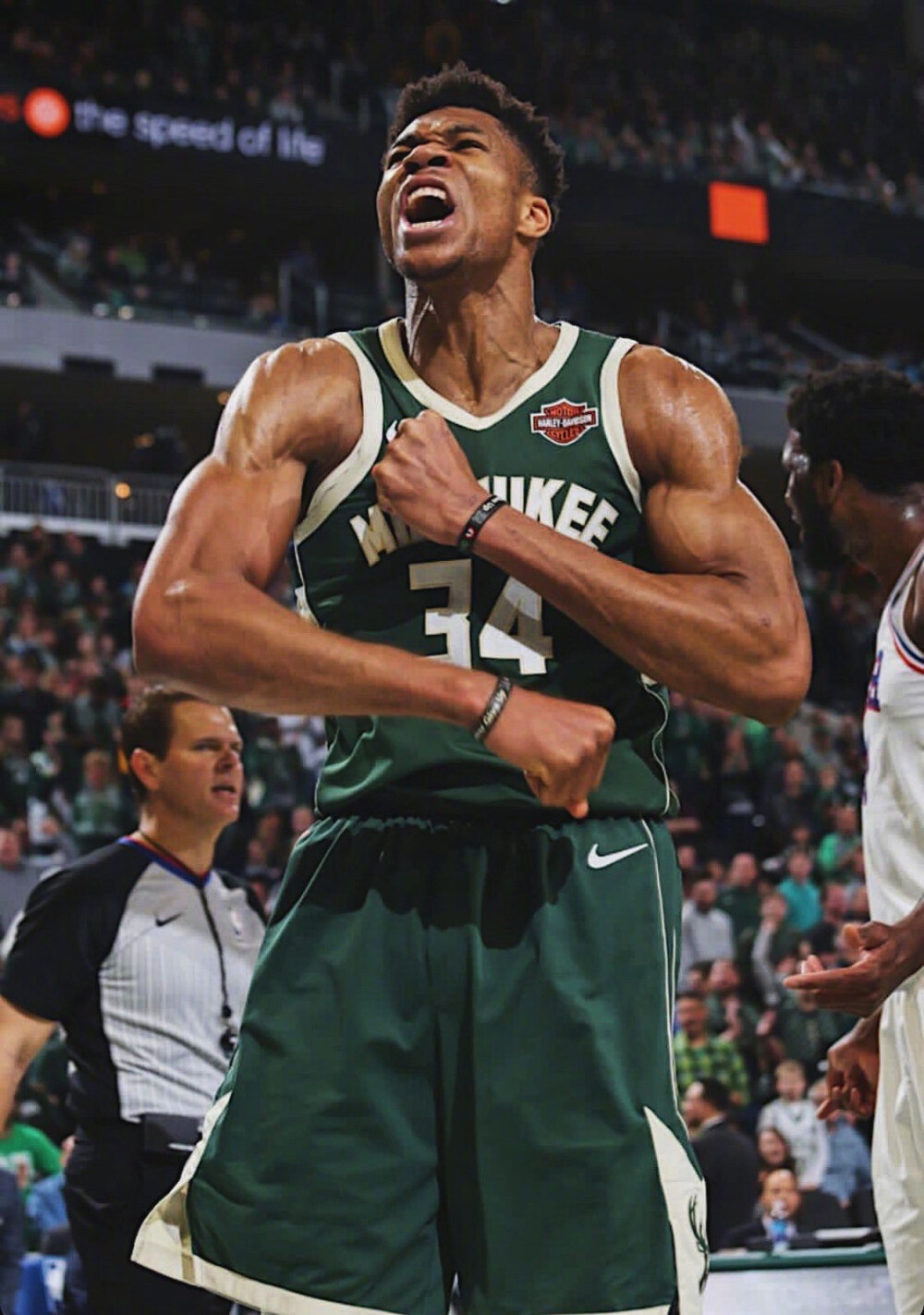 阿门打控卫：展现队友与球队信任，进步显著（阿门司职控卫：彰显队友与球队信赖，进步有目共睹）